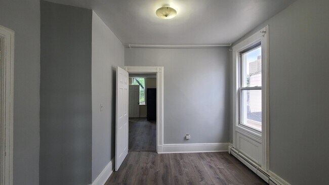 Building Photo - 302 Summit Ave