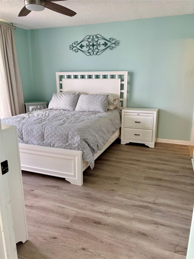 Building Photo - 9940 S Ocean Dr