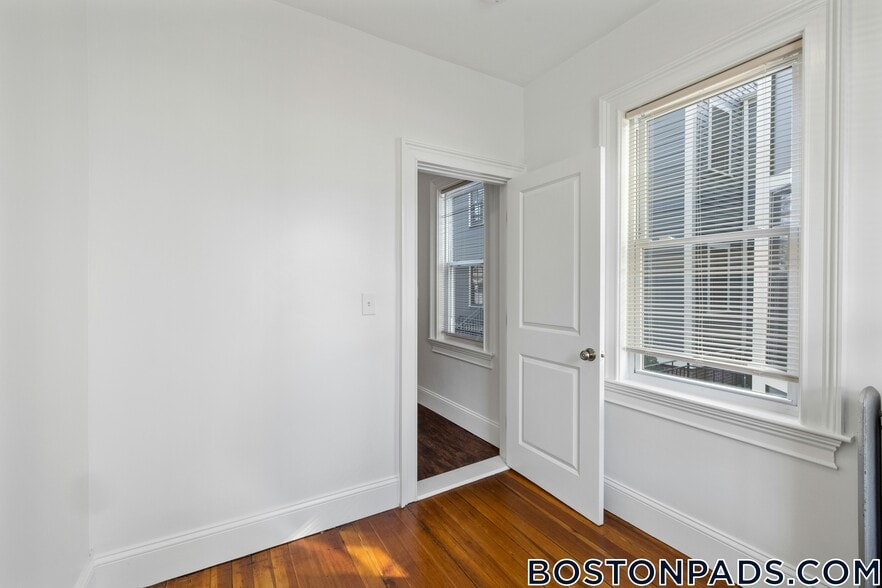 Building Photo - 122 Columbia St