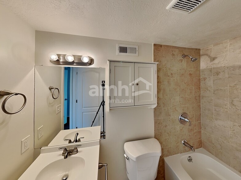 Building Photo - 939 740 S