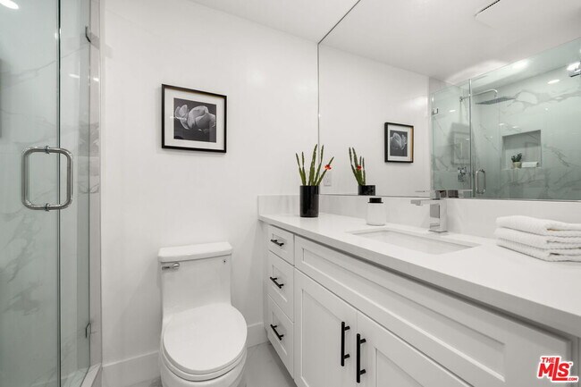 Building Photo - 10450 Wilshire Blvd