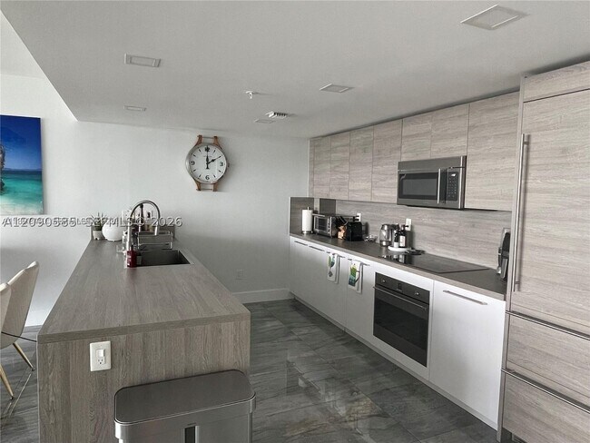 Building Photo - 400 Sunny Isles Blvd