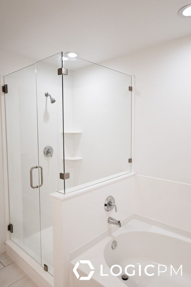 Building Photo - Stunning Townhome In Excellent Location!