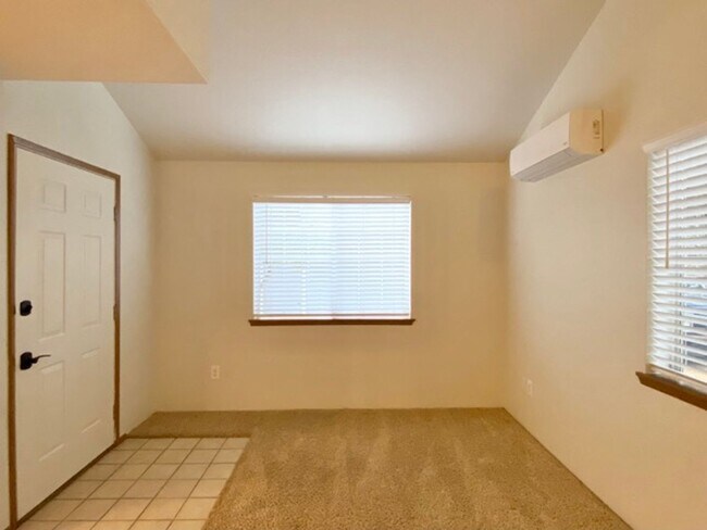 Building Photo - Quaint 2BR 1.5BA Condo in the Vineyards