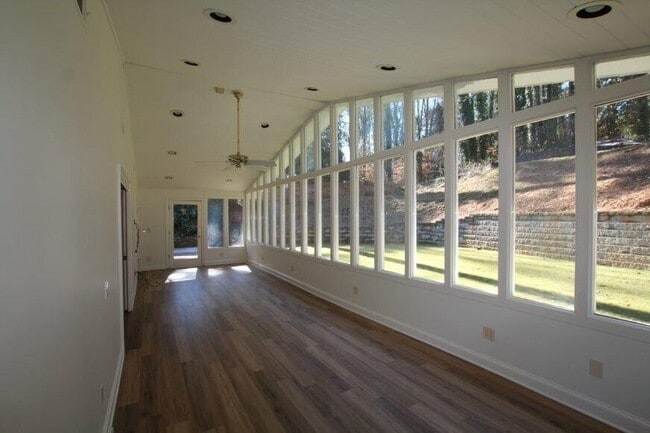 Building Photo - 4104 N Ivy Rd NE