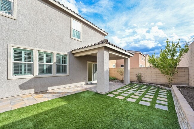Building Photo - Green Valley!! Gated!! 4 Bedrooms!! Bed & Bath Downstairs!!  TANKLESS WATER HEATER!!! Covered pat...