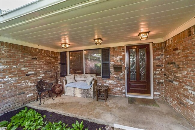 Building Photo - 9910 Pine Lake Dr