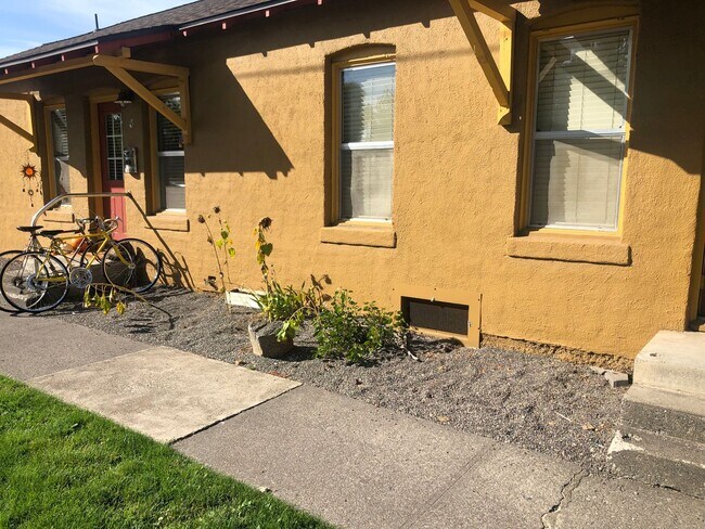 Building Photo - Historic Downtown Bend 1 Bed/1 Bath - NW Florida Ave