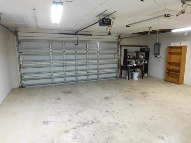 Building Photo - Fantastic 3/2 Home in Sarasota, with Yard ...