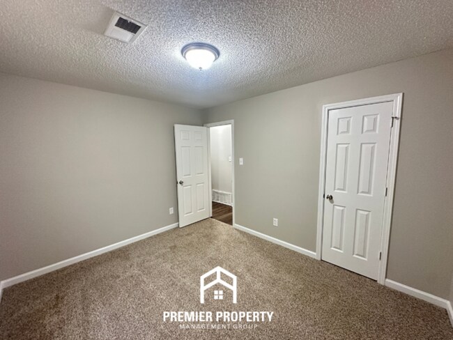 Building Photo - 6726 State Line Rd