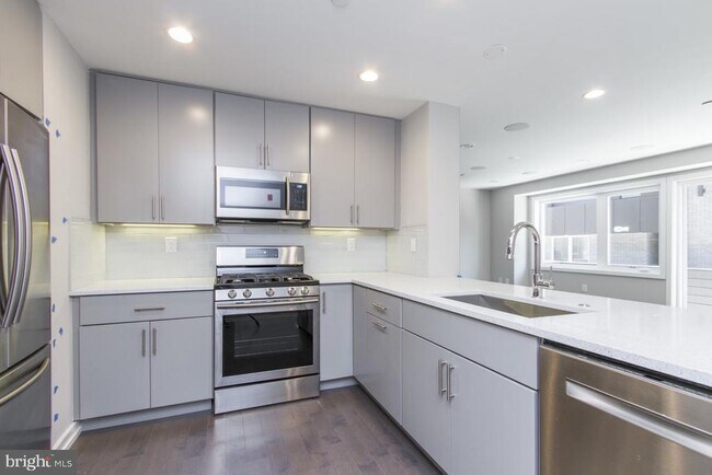 Primary Photo - 712-14 S Sartain St