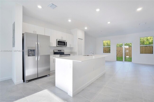 Building Photo - 250 10th Ct