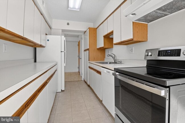 Building Photo - 1808 Old Meadow Rd