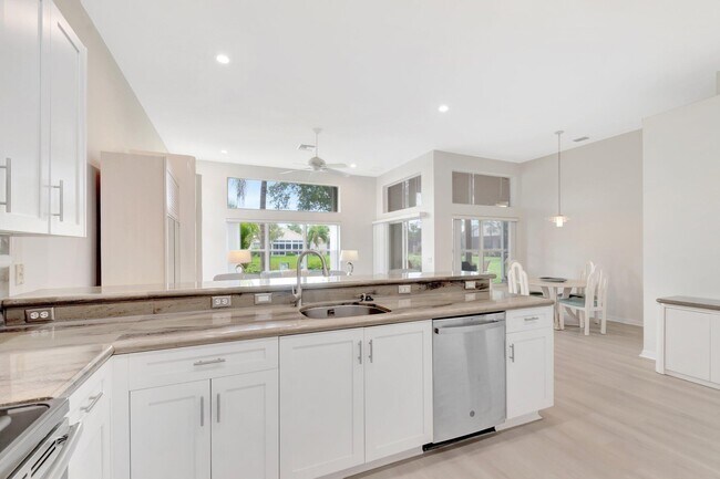 Building Photo - 7566 Pebble Shores Terrace