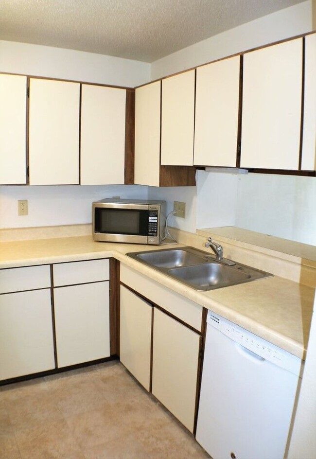 Building Photo - $1,250 | 2 Bedroom, 2.5 Bathroom House | P...