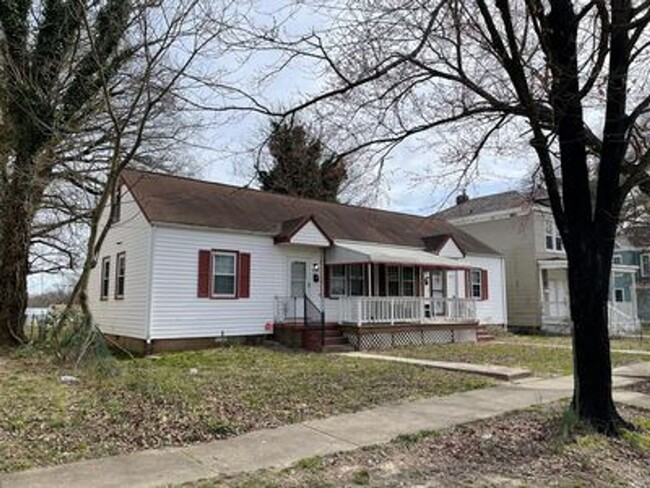 Primary Photo - 2 bed big back yard, central ac and heat, ...