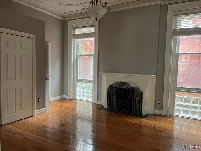 Building Photo - 900 Main St