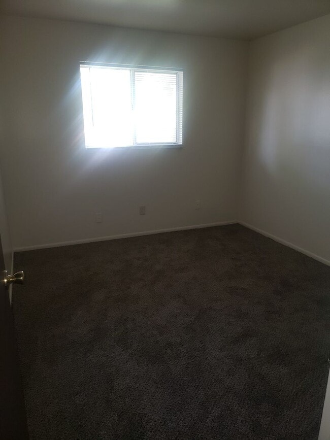 Building Photo - 1202 Lake Forest Dr