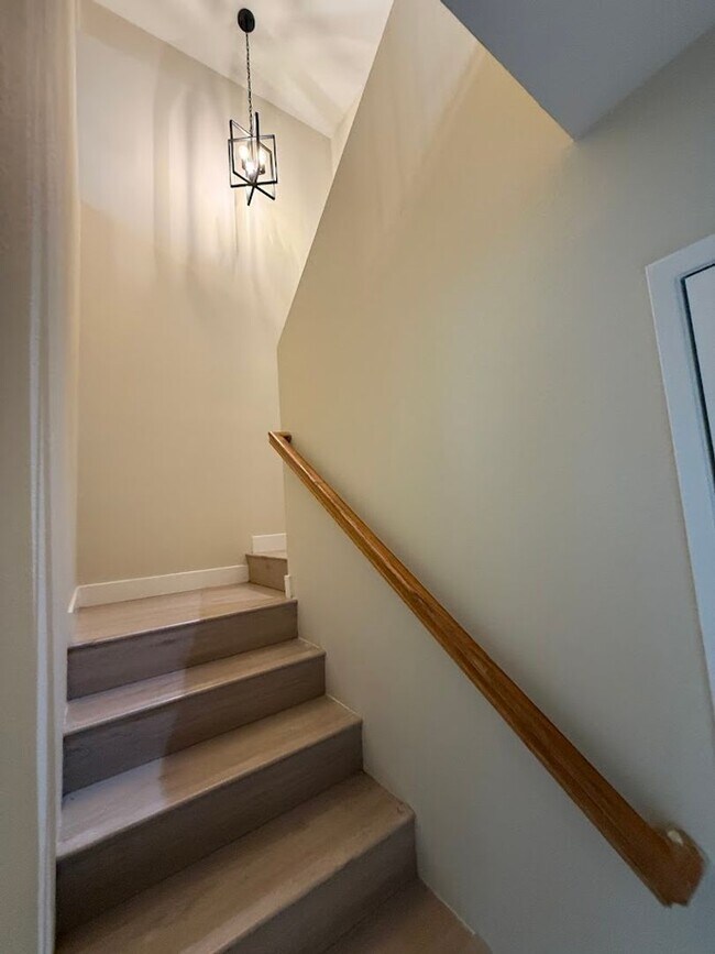 Building Photo - Beautiful 3 Bedroom 2 1/2 Bathroom Granada Hills Townhouse! Must See! Ready For Move-In!