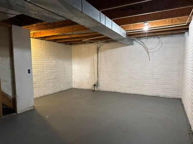 Building Photo - 662 E 125th St