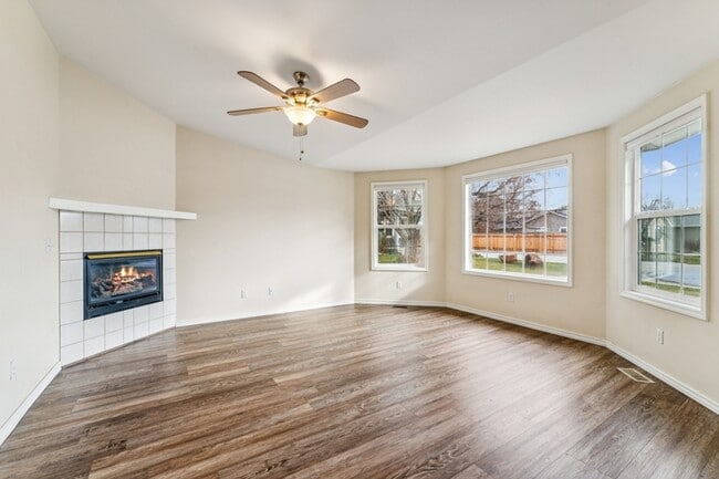 Building Photo - 2036 E Oakridge Ct