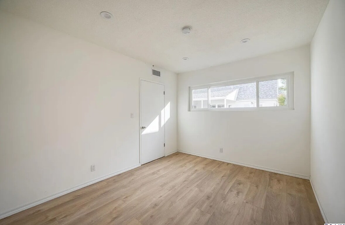 Building Photo - 223 Justin Ave