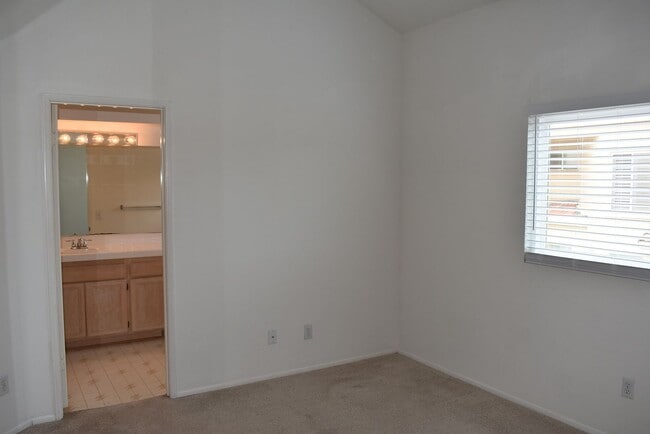 Building Photo - 2 Bed/ 2.5 Bath- Dual Master Townhome in U...