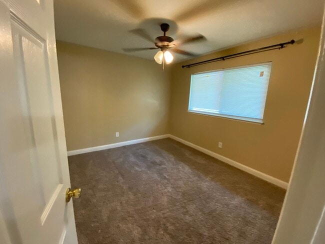 Building Photo - Charming home for rent in Visalia