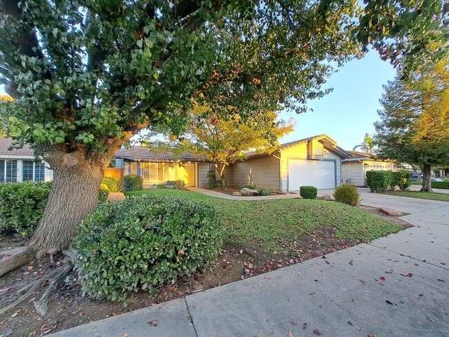 Building Photo - Charming Fresno Home with Beautiful Curb Appeal!