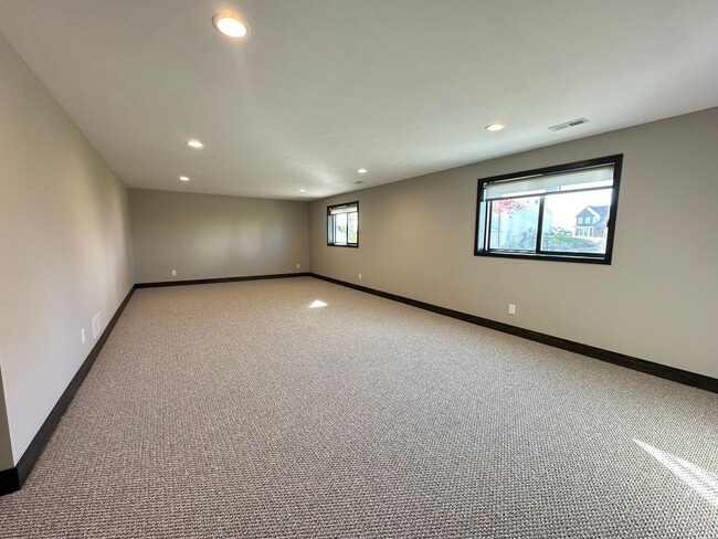 Building Photo - Newer Build - Four Bedroom Duplex in Caledonia!