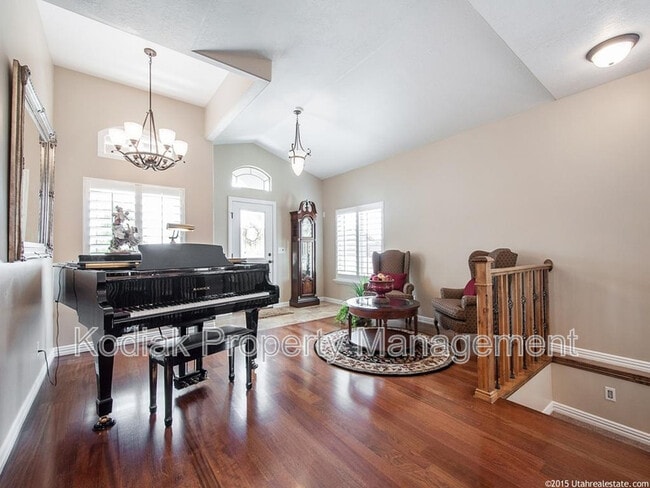 Building Photo - 637 Edgewood Dr