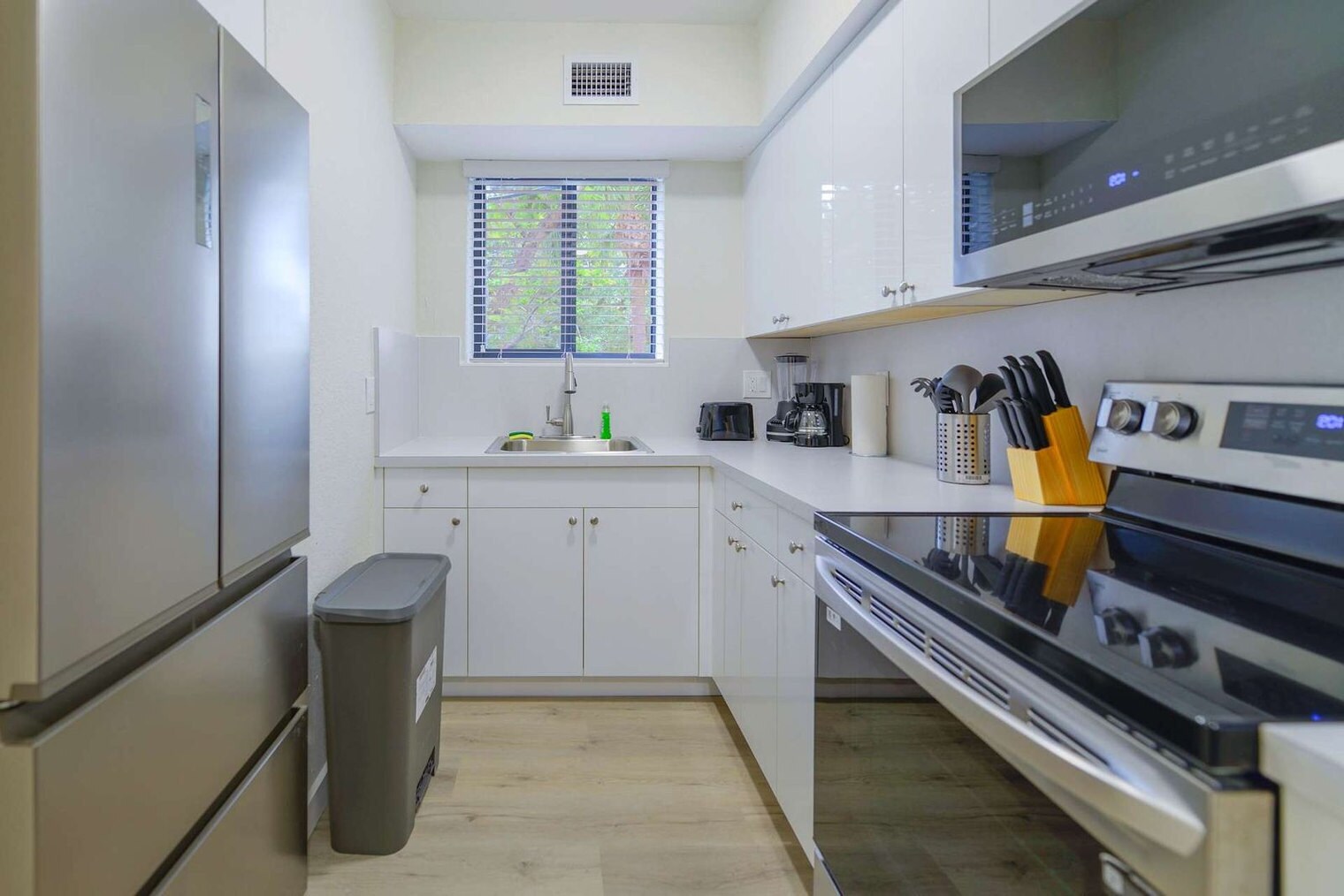 Building Photo - 700 SW 11th Ave