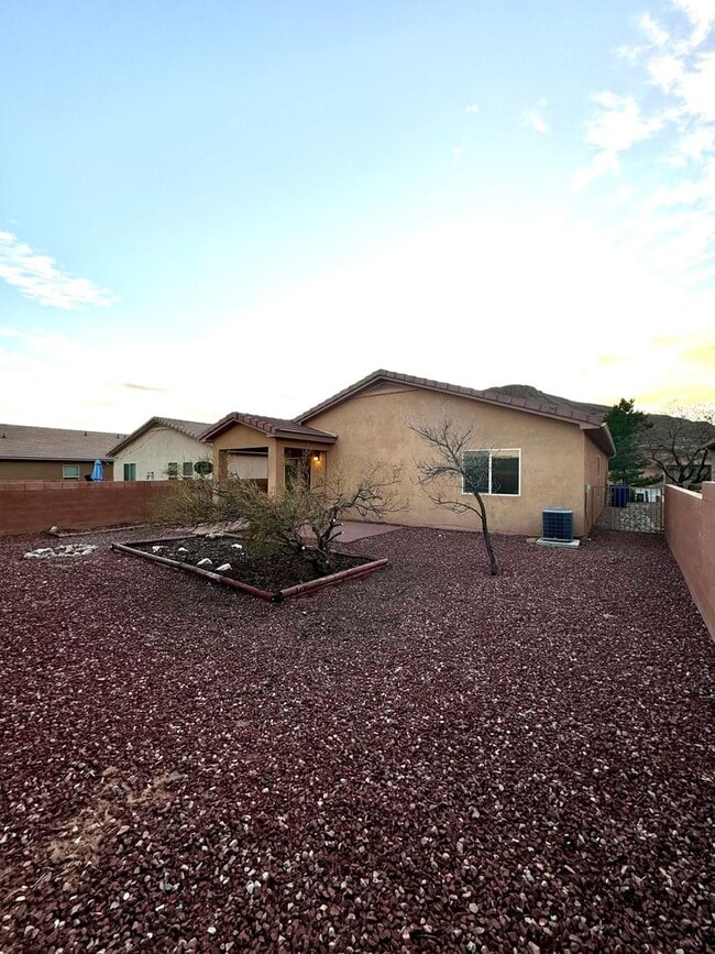 Building Photo - 3 bed 2 bath 1400 sq ft home