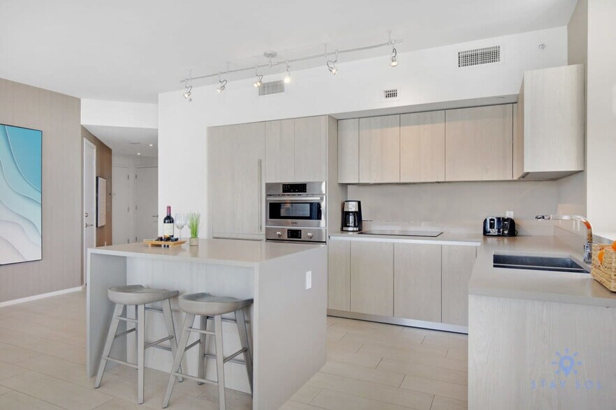 Building Photo - 4010 S Ocean Dr