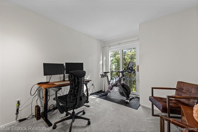 Building Photo - 704 Oakbrook Ridge Dr