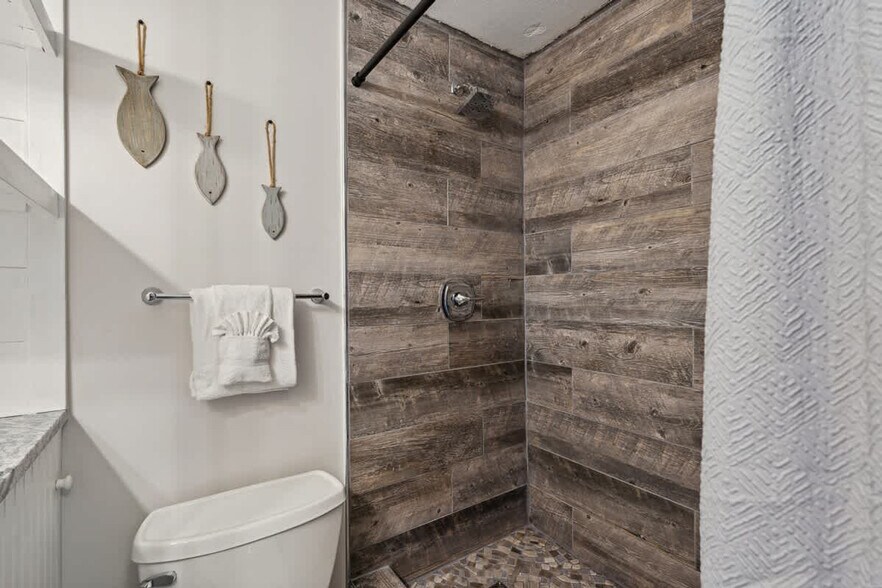 Building Photo - 8817 S Thomas Dr