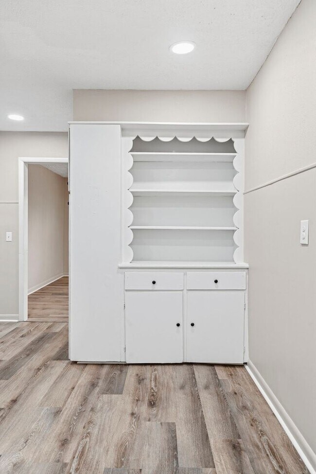 Building Photo - Move-In Ready 3 Bed with Modern Updates & Detached Garage