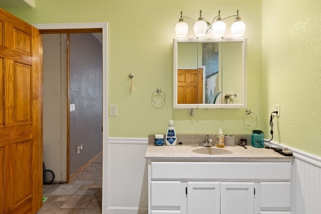 Building Photo - Private 1-Bed, 1-Bath Walkout Unit - Full ...