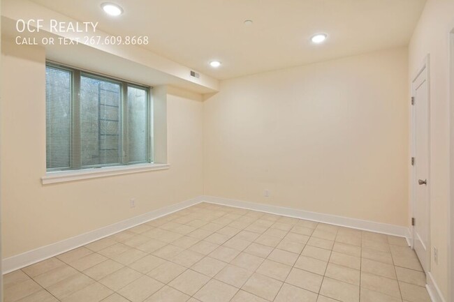 Building Photo - Modern Two Bed Bi-Level Apt w/ Finished Ba...