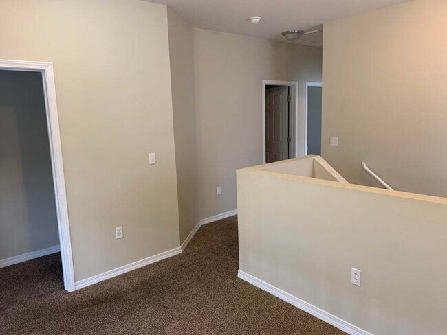 Building Photo - "Spacious 4-Bed Townhouse in Fort Walton B...