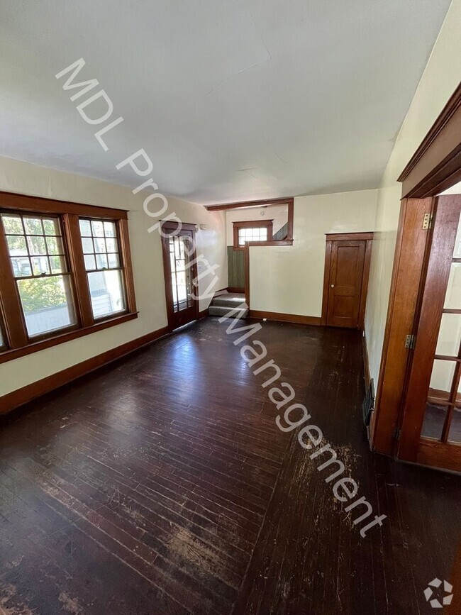 Building Photo - Beautiful 3 Bedroom 1.5 bath home w/ Basement