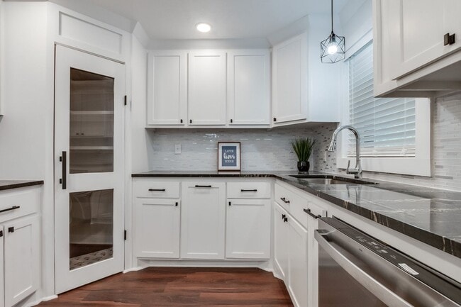 Building Photo - Luxury remodel in NW Oklahoma City