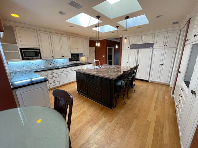 Building Photo - 19077 Oriente Dr