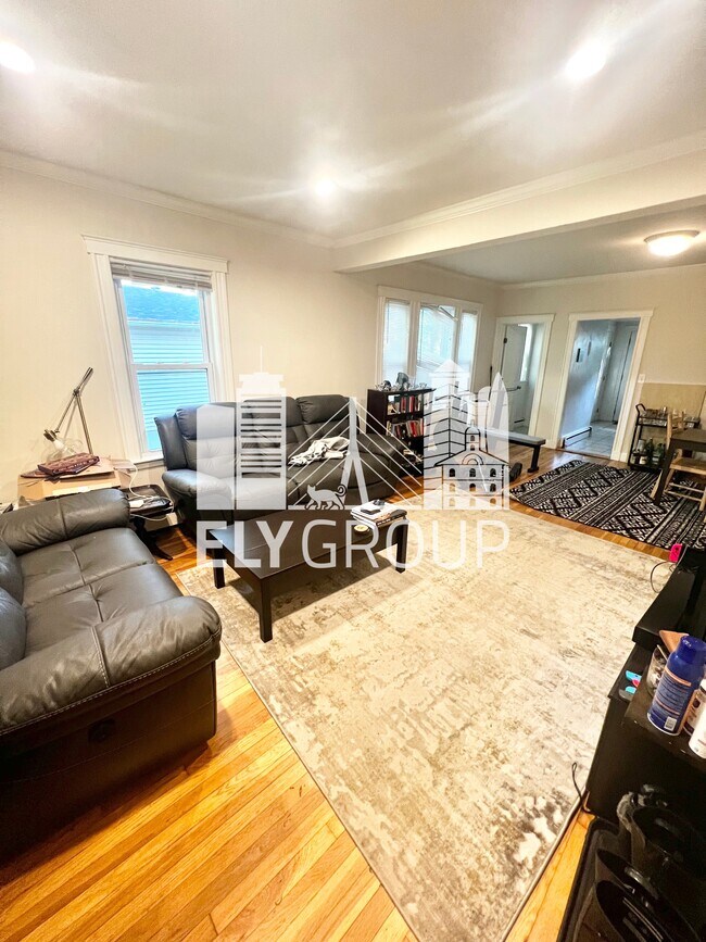 Building Photo - 165 Sharon St