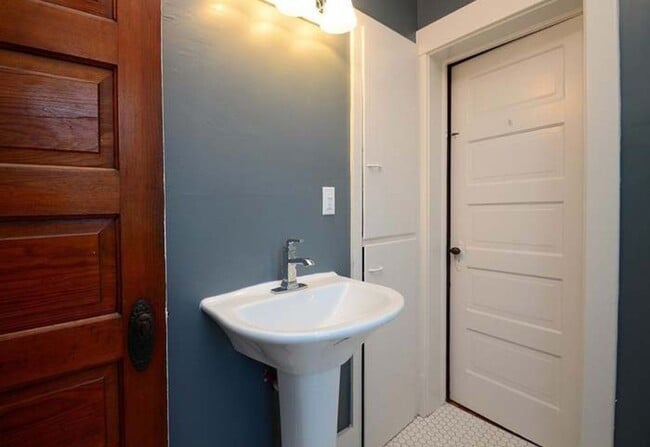 Building Photo - Beautiful 5 Bedroom Home!