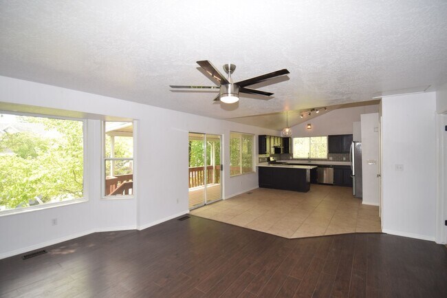 Building Photo - 3 Bedroom 2 Bath House in Midvale!!!