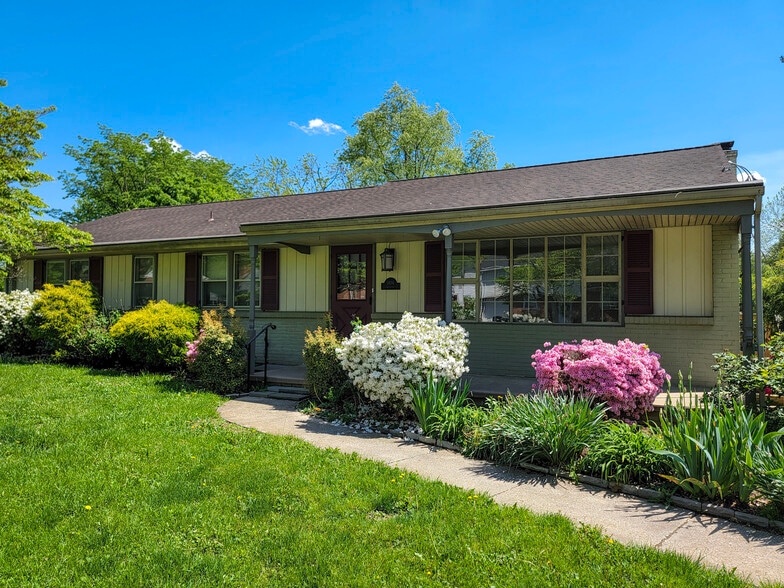 Building Photo - 1404 Carlton Dr