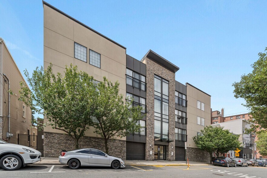 Building Photo - 125 70th St
