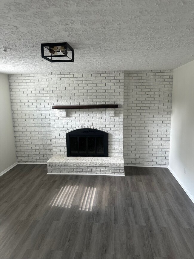 Building Photo - 651 Dovalon Pl