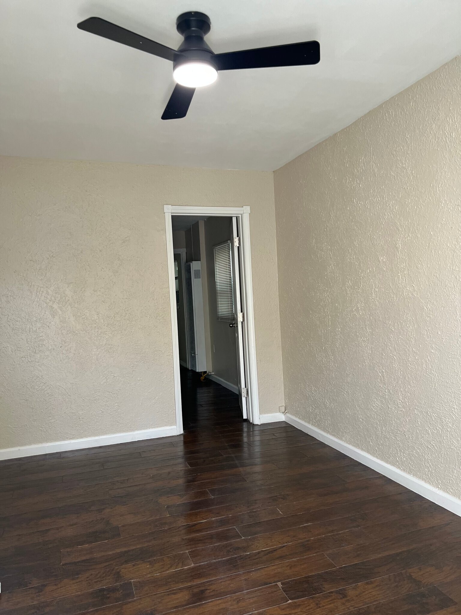 Building Photo - 606 W 4th Ave